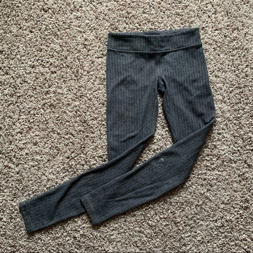 grey ivivva leggings with zigzag pattern